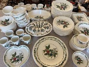 lot 478 image: Portmeirion The Holly & The Ivy Dish Set