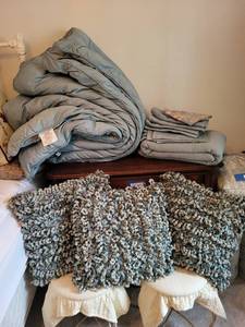lot 315 image: Blue Bed Linen Set with Decorative Throw Pillows