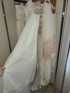lot 320 image: Collection of Assorted Lace and Sheer Curtains with Curtain Panels
