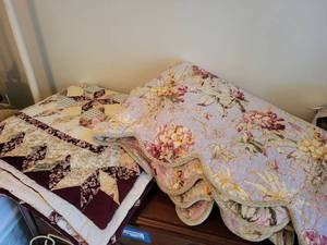 lot 322 image: Set of 2 Handmade Floral Quilts