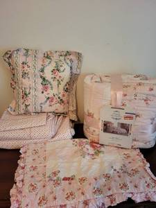 lot 323 image: Simply Shabby Chic King Quilt Set with Floral Design