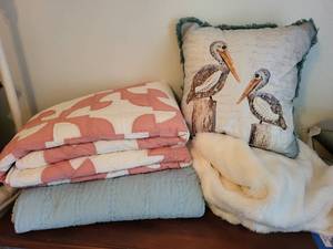 lot 324 image: Queen Bedding Set with Quilts and Decorative Pillow