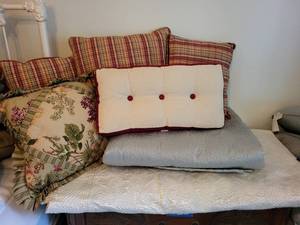 lot 325 image: Collection of Decorative Throw Pillows and Quilted Bedspreads