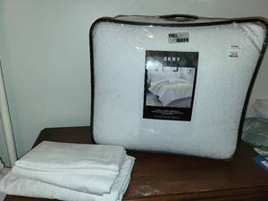 lot 329 image: DKNY 5-Piece FullQueen Comforter Set with Sheets