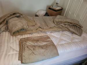 lot 333 image: Elegant King Size Damask Duvet Cover Set with Pillows