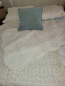 lot 334 image: Embroidered Shell Pattern Bedding Set with Throw Pillow