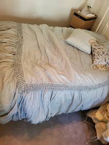 lot 335 image: Light Blue Bedding Set with Decorative Pillows and Quilt