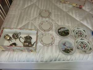 lot 346 image: Collection of 9 Decorative Plates and Silver-Plated Tea Set