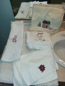 lot 350 image: Set of 5 Christmas-Themed Embroidered Towels