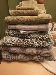 lot 352 image: Collection of 10 Plush Bath Towels and rugs