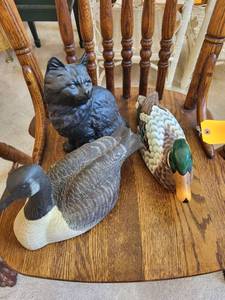lot 483 image: Set of 3 Handcrafted Wooden Animal Figurines - Cat and Ducks