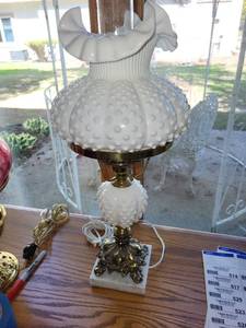 lot 513 image: Vintage Milk Glass Hobnail Table Lamp with Brass Base