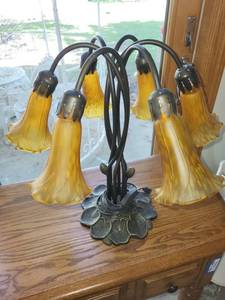 lot 515 image: Tiffany Style Lily Table Lamp with 7 Orange Shades
