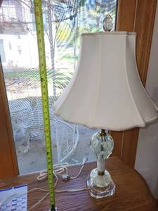 lot 519 image: Vintage Art Glass and Brass Table Lamp with White Shade