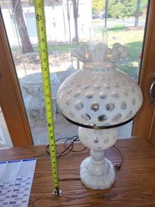 lot 522 image: Vintage Hobnail Milk Glass Electric Table Lamp