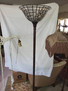 lot 533 image: Vintage Floor Lamp with Stained Glass Shade