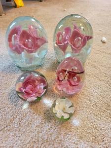 lot 540 image: Collection of 5 Glass Paperweights with Floral Motifs