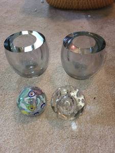 lot 571 image: Set of 2 Rimmed Glass Bowls and 2 Decorative Paperweights