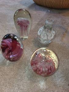 lot 572 image: Collection of 4 Artistic Glass Paperweights