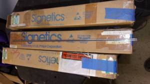 lot 125 image: 3 packages of signetics intergrated...