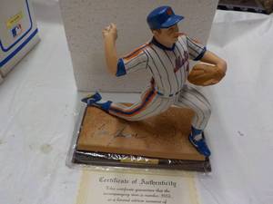 lot 10 image: Sports Impressions Tom Seaver Colle...