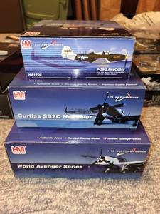 lot 66 image: Set of 3 172 Scale Die-Cast Model Airplanes P-39Q, SB2C Helldiver, World Avenger Series