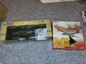 lot 77 image: Set of 2 Model Airplanes A6M2 Zero Type 1121 and B-29 Superfortress