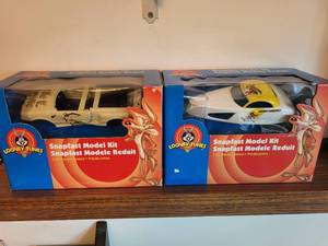 lot 85 image: Set of 2 Looney Tunes Snapfast Model Kits Coyote Car & Road Runner