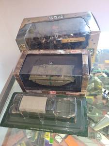 lot 105 image: 132 Scale Forces of Valor Set with Military Vehicles and Figures