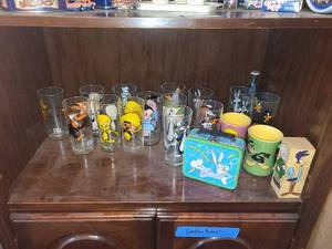 lot 118 image: Looney Tunes Collectible Glassware and Wall Art Set