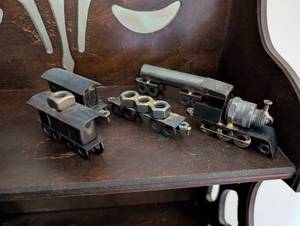lot 184 image: Vintage Miniature Train Set with 5 Metal Train Cars