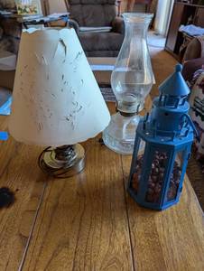 lot 186 image: Set of 3 Decorative Items Table Lamp, Oil Lamp, and Nautical Lantern