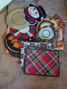 lot 189 image: Assorted Holiday and Seasonal Decorative Placemats Collection
