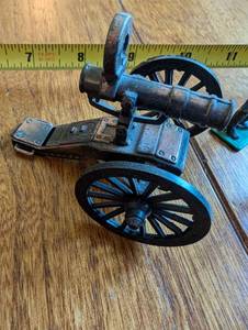lot 195 image: Collection of 7 Hand-Painted Military Miniatures with Cannon