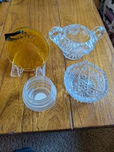 lot 196 image: Collection of Vintage Glass Bowls and Sunflower Paperweight