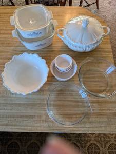 lot 236 image: Collection of Vintage Ceramic and Glass Kitchenware Pieces