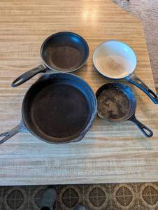 lot 238 image: Set of 4 Assorted Cast Iron and Non-Stick Frying Pans