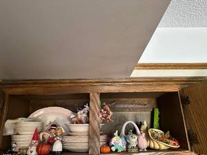 lot 251 image: Collection of 12 Vintage Decor Items including Ceramic Plates and Figurines