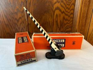 lot 252 image: Lionel No. 252 Automatic Crossing Gate with Original Box