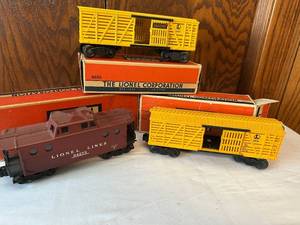 lot 255 image: Lionel Lines 6427 Caboose and 6656 Stock Cars with Original Boxes