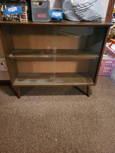 lot 270 image: Vintage Display Cabinet with Glass Doors and Shelves
