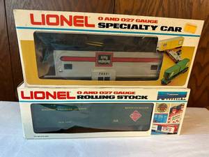lot 278 image: Lionel O and 027 Gauge Train Cars - Burlington Caboose & Railway Express Reefer