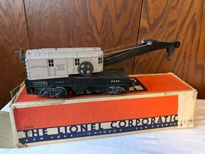 lot 282 image: Vintage Lionel Lines No. 2460 Operating Work Crane with Original Box