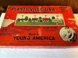 lot 283 image: Vintage Plasticville U.S.A. House Unit HU-7 by Bachmann Bros.