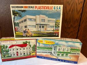 lot 284 image: Plasticville U.S.A. O-S Scale Model Kit Set  Hospital, Colonial Mansion, and Union Station