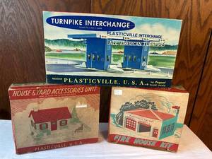 lot 286 image: Vintage Plasticville U.S.A. Model Kits - House, Fire House, and Turnpike Interchange