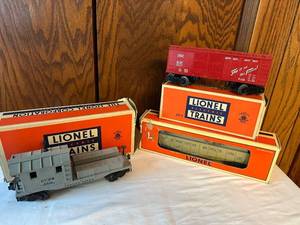 lot 290 image: Vintage Lionel Electric Trains Set with Box Car and Wrecking Car