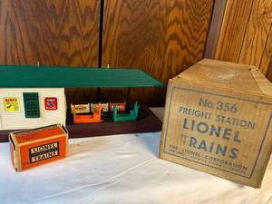 lot 291 image: Vintage Lionel No. 356 Freight Station with Original Box