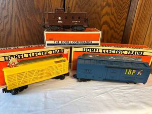 lot 293 image: Lionel Train Set - Looney Tunes and IBP Boxcar with Caboose