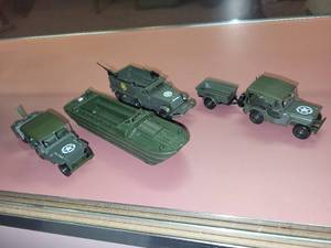 lot 322 image: Set of Vintage Dinky Toys Military Vehicles and Army Personnel